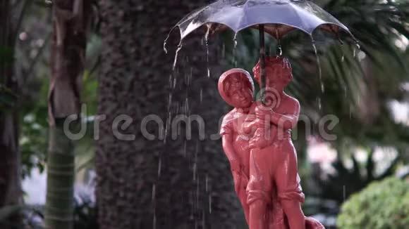西班牙卡迪兹吉诺维斯公园伞状喷泉下的儿童视频的预览图