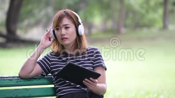亚洲女性独自使用智能手机放松视频的预览图