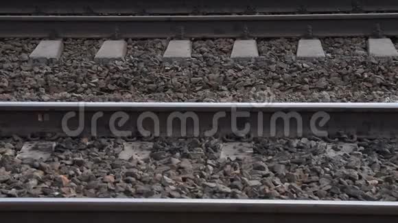 列车高速行驶的车轮视频的预览图