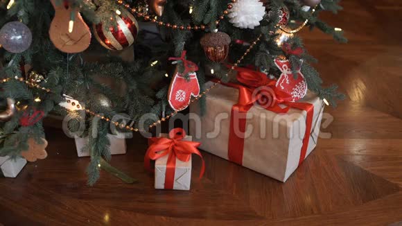 圣诞礼物在树下视频的预览图