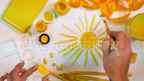 黄色调色板设计师画太阳艺术家的工作场所视频的预览图