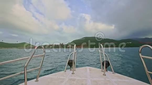 乘坐带海帆速船跨越青龙海前往绿岛视频的预览图