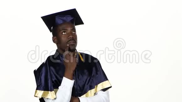 毕业生用手指对着一张脸思考白色的关门视频的预览图