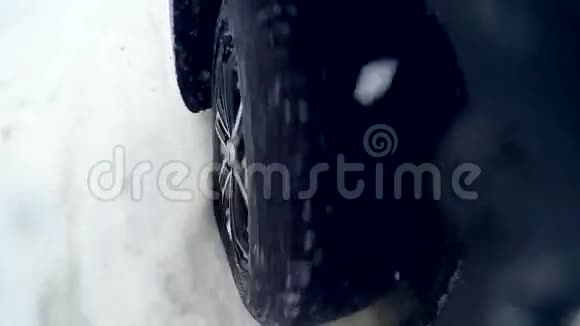 雪飞进相机轮胎在雪上滑动在摄像机上快关门视频的预览图