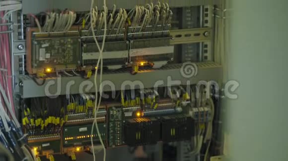计算机服务器安装在数据中心房间的机架上有红色橙色照明警报视频的预览图