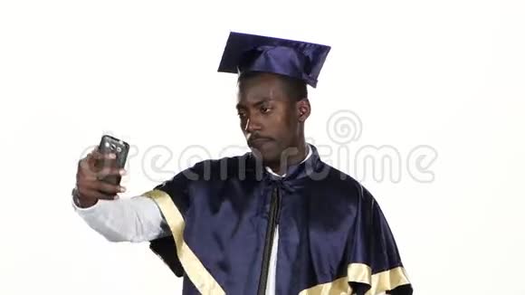 毕业生制作自拍照片白色的关门视频的预览图