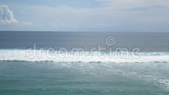 冲浪者在巴厘岛冲浪海滩乘海啸潮浪印度尼西亚巴厘4K视频的预览图