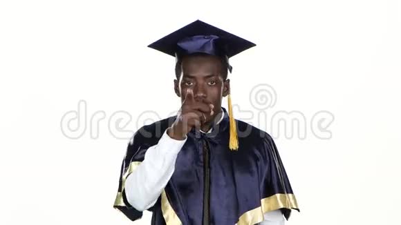 毕业生做手势白色的关门视频的预览图