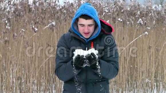 快乐的少年扔雪视频的预览图