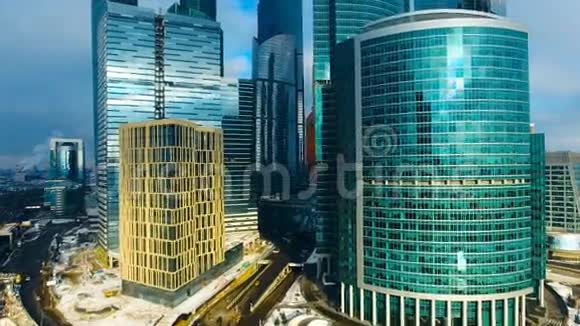 直升机飞下莫斯科市区的摩天大楼莫斯科国际商务中心视频的预览图