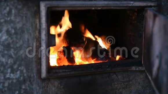 俄罗斯旧石炉烧煤视频的预览图