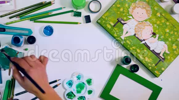 绿色调色板的颜色艺术家绘画用画笔绿色空白背景视频的预览图