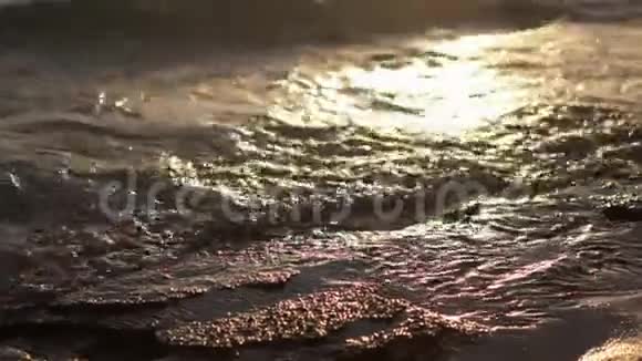 日落时岸上的石头在缓慢移动视频的预览图