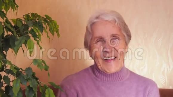 老妇人想着快乐的想法视频的预览图