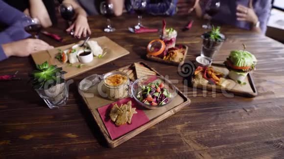 在木盘上摆满各种食物的桌子不同菜肴和小吃的图像视频的预览图
