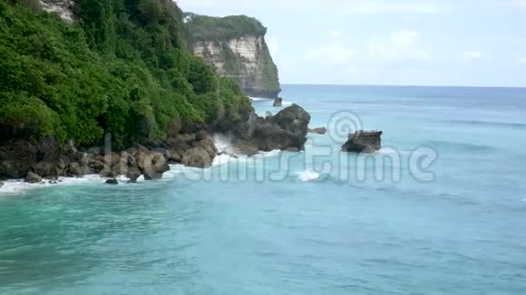 航拍一幅美丽的巴厘岛野生自然景观碧海悬崖峭壁4K视频的预览图