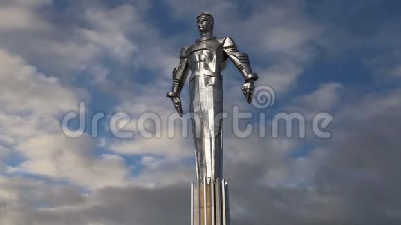尤里加加林纪念碑425米高的基座和雕像俄罗斯莫斯科视频的预览图