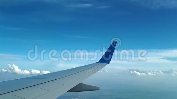 从飞机窗户上看到机翼云层和地面在云层上方飞行视频的预览图