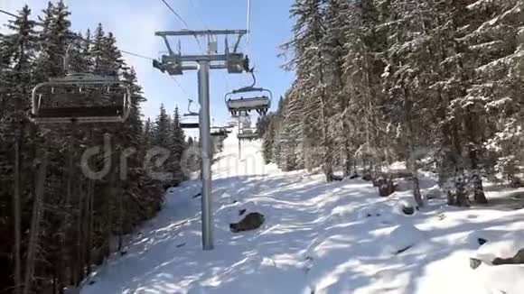 在爬树的椅子上旅行时可以看到一个高寒的冬季斜坡视频的预览图