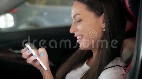 现代商务车上的快乐黑发女子学生有旅行者的电话使用申请视频的预览图