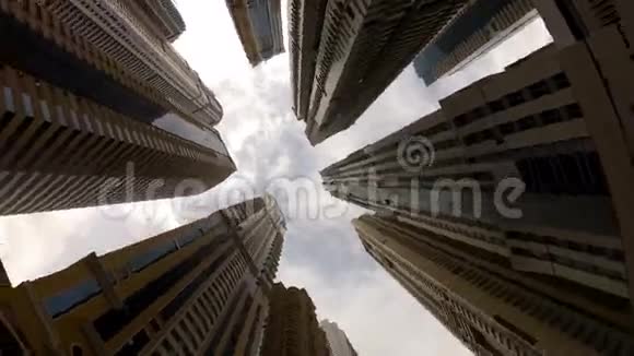 云层漂浮在阿联酋迪拜的高层建筑之间视频的预览图