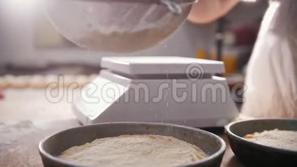 在面包店里做面粉和烘焙食品的厨师视频的预览图