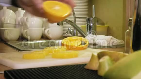 在搅拌机里做水果鸡尾酒视频的预览图