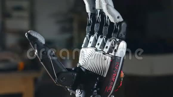 真正创新的仿生控制论人手势未来的手臂移动手指快关门视频的预览图