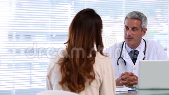 医生和病人讨论视频的预览图