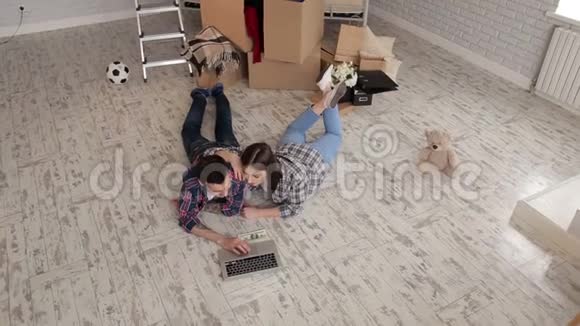 一对新房子里有笔记本电脑在地板上视频的预览图