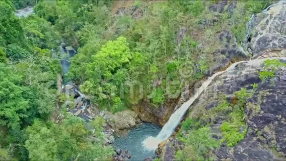 蓝色瀑布湖和山河树木的鸟瞰图视频的预览图