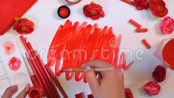红色调色板艺术家在纸上画红色背景上景视频的预览图