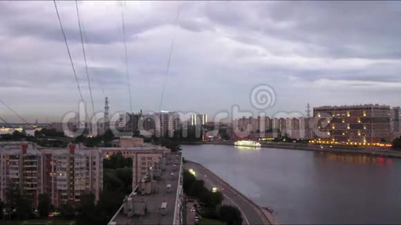晚上在圣彼得堡的Oktyabrskaya码头视频的预览图