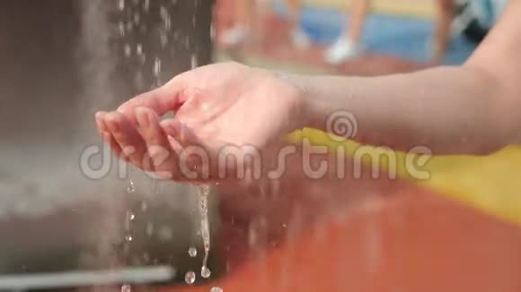 女人的手被大雨的水滴覆盖在特写4k慢镜头视频的预览图