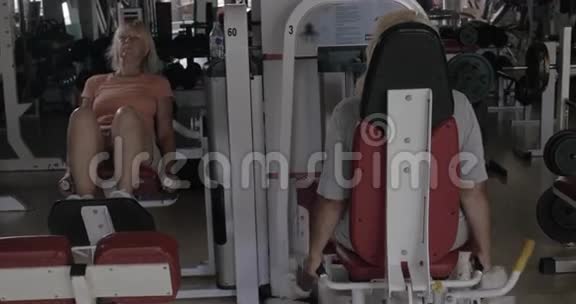 老年妇女在健身中心锻炼视频的预览图