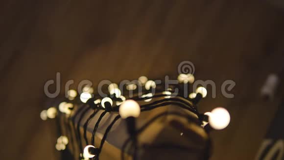 木制圣诞树加兰的灯光古典风格背景灯泡在一个领域的其余模糊视频的预览图