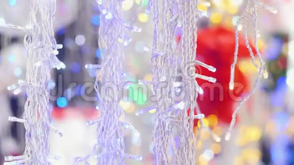 白色的圣诞花环在下午摆动发光一个缓慢的相机击中顶部和底部模糊嘘视频的预览图