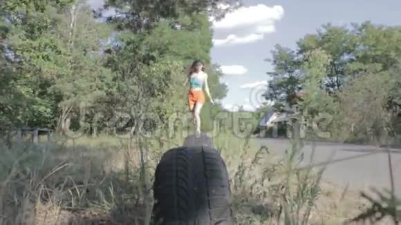 女人跳过轮胎视频的预览图