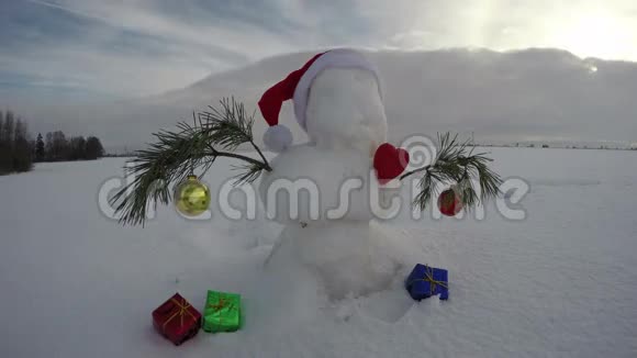 小圣诞新年雪人在田野和云彩上时间流逝4K视频的预览图