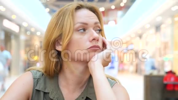 悲伤的女人在咖啡馆等人喝茶4k慢镜头特写复印空间视频的预览图