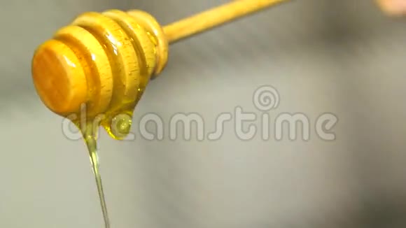 蜂蜜从勺子里滴下来视频的预览图