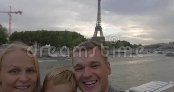 在巴黎旅行期间一家人兴奋地拍自拍视频视频的预览图