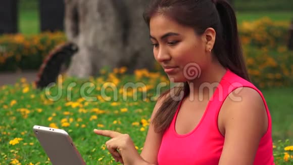 女青少年阅读平板电脑视频的预览图