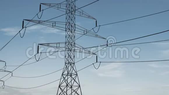 美丽天空下的高压电塔和电源线回路视频的预览图