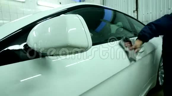 一名男子用超细纤维布清洁汽车汽车详细服务概念视频的预览图
