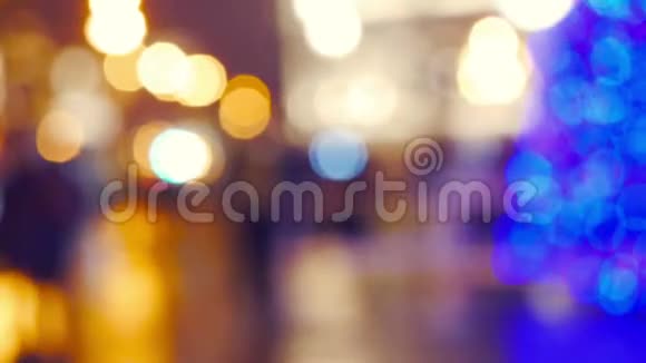 城市夜景灯光模糊背景与美丽的圣诞树视频的预览图