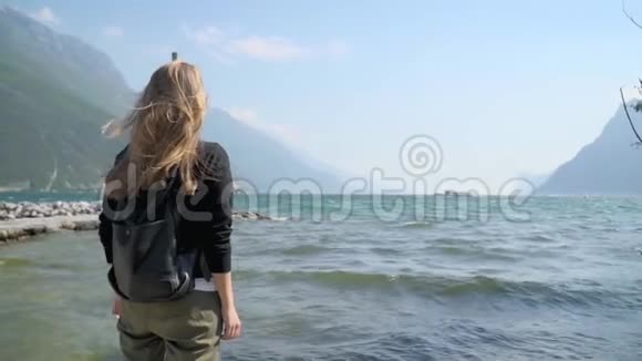 湖边的女孩视频的预览图