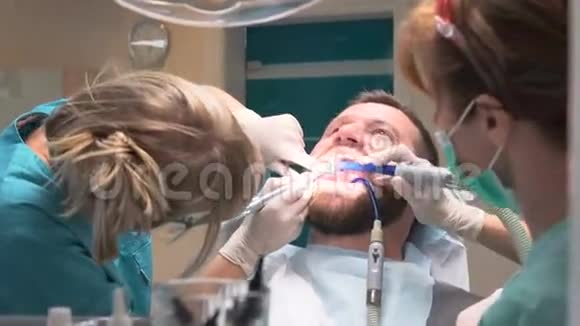 牙医和助手做密封研磨和抛光斯坦迪卡姆视频的预览图