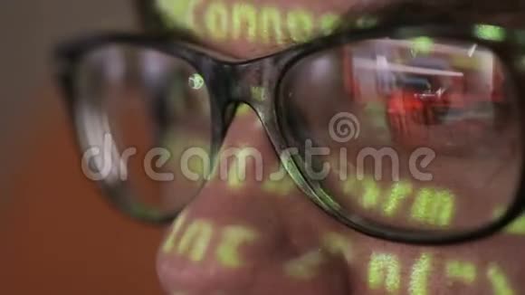 在黑暗中浏览人眼镜中的计算机代码反射网络成瘾的概念视频的预览图