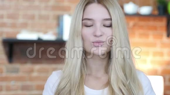女孩吻网络凸轮视图做吻肖像金发视频的预览图